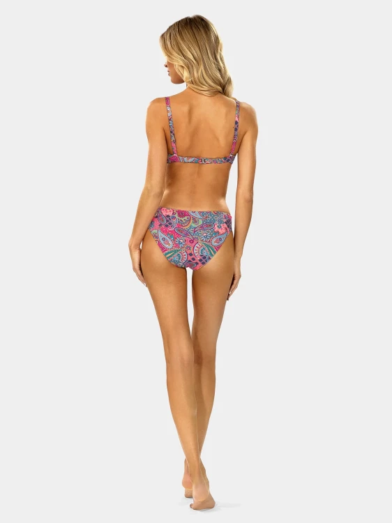 rozowe-figi-kapielowe-klasyczny-kroj-wzor-paisley-FD21A-899-modelka2.webp