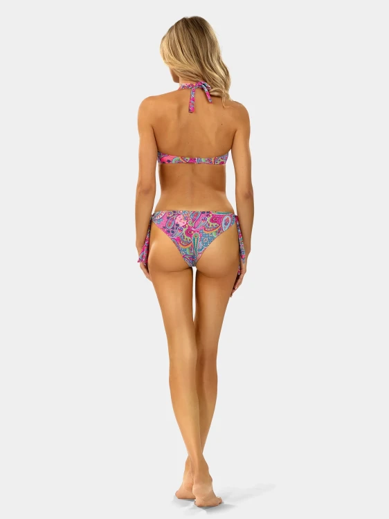 rozowe-wiazane-figi-kapielowe-damskie-niski-stan-paisley-FD17F-899-modelka2.webp